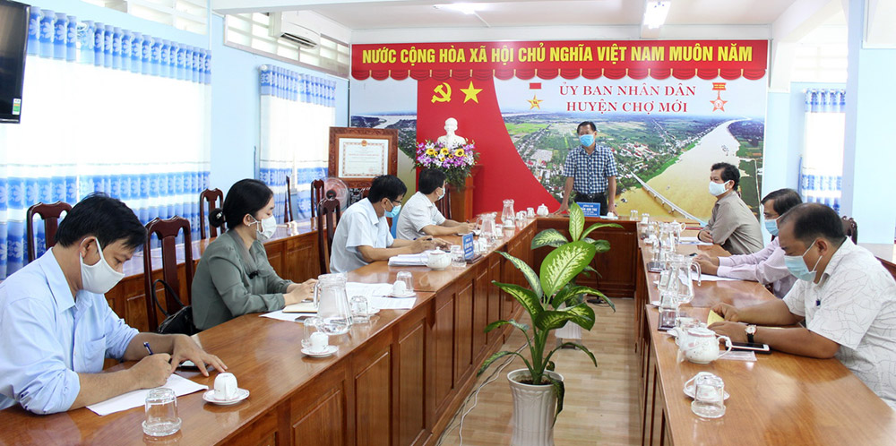 Phó Chủ tịch UBND tỉnh An Giang Trần Anh Thư kiểm tra phòng, chống dịch bệnh Covid-19 và xử lý kiến nghị trong đầu tư, xây dựng của huyện Chợ Mới