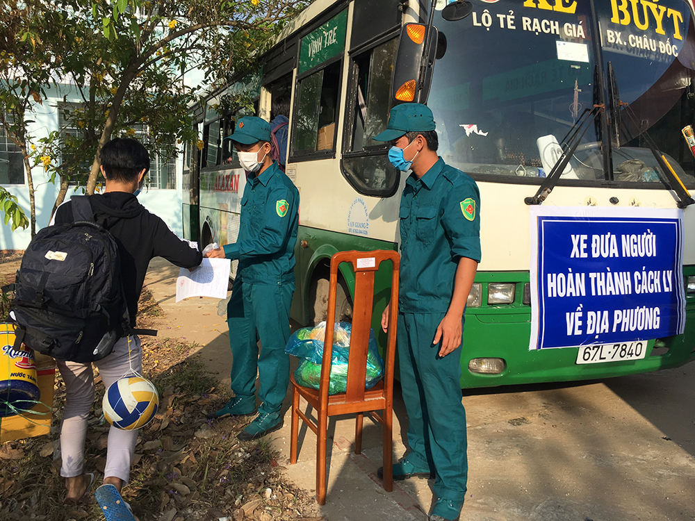 Trao giấy chứng nhận cho 99 công dân hoàn thành cách ly tập trung tại Chợ Mới Trao giấy chứng nhận cho 99 công dân hoàn thành cách ly tập trung tại Chợ Mới