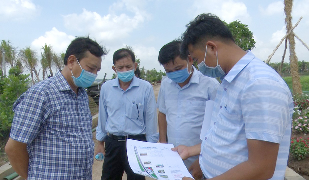 Chủ tịch UBND huyện Chợ Mới Ngô Hoàng Hiếu khảo sát điểm du lịch cồn Én Tấn Long