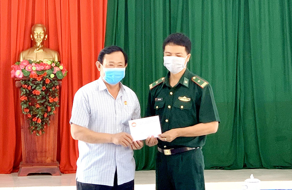 Chủ tịch UBMTTQVN tỉnh An Giang Nguyễn Tiếc Hùng thăm, động viên lực lượng phòng chống dịch ở Nhơn Hội