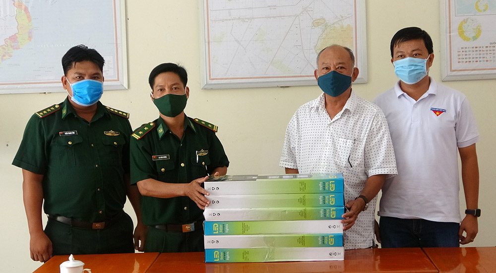 Lắp thêm 12 trụ đèn năng lượng mặt trời cho các chốt biên giới ở Tri Tôn