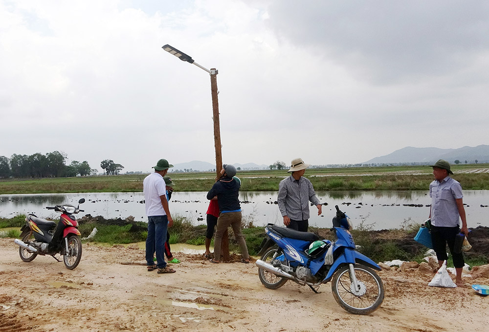 Lắp thêm 12 trụ đèn năng lượng mặt trời cho các chốt biên giới ở Tri Tôn