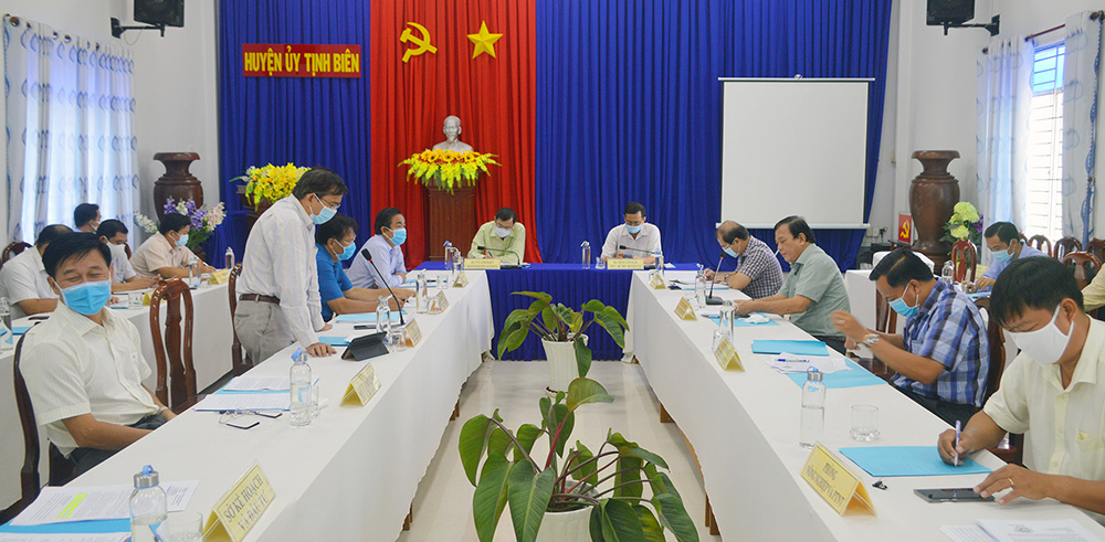 Phó Bí thư Thường trực Tỉnh ủy An Giang Võ Anh Kiệt khảo sát công tác phòng, chống hạn, mặn ở Tịnh Biên