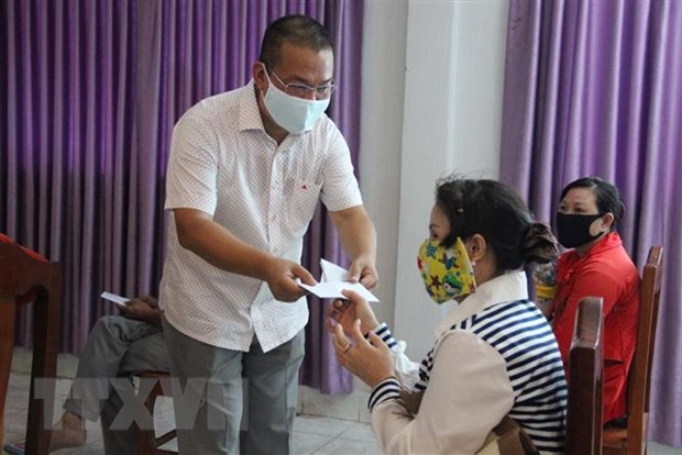 Trao tặng nhân dân Campuchia nhiều trang thiết bị y tế chống dịch