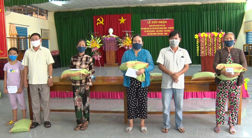Nhiều nhà hảo tâm ở Phú Tân đồng hành cùng người nghèo phòng, chống dịch bệnh Covid-19
