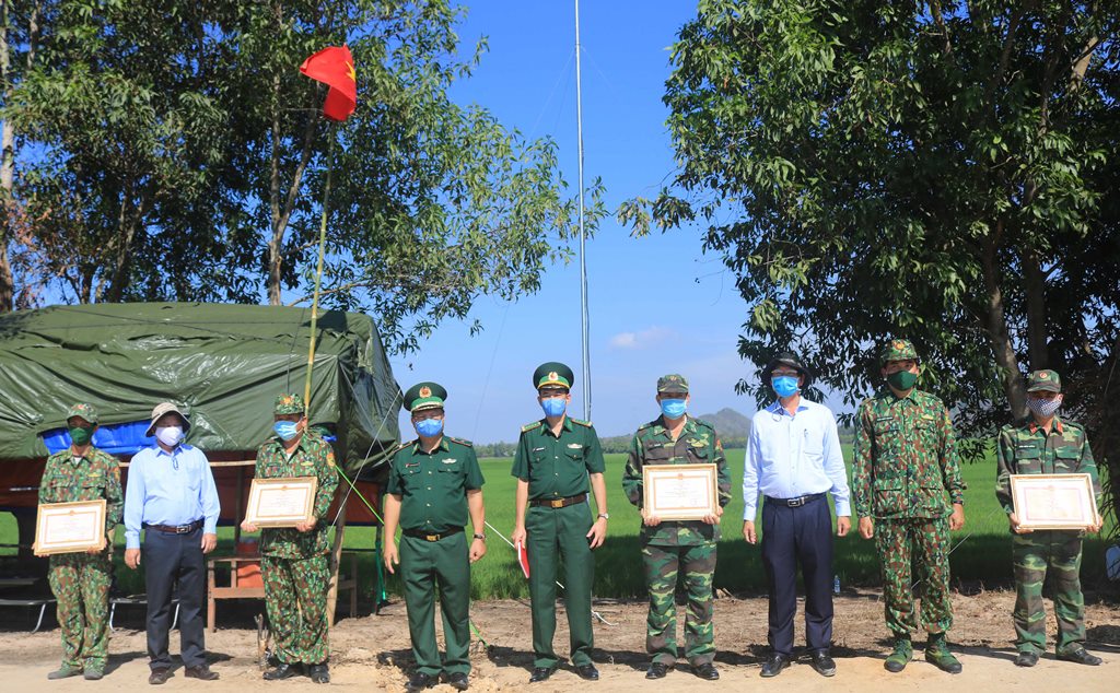 Tặng quà, khen thưởng các tổ chốt vùng biên giới