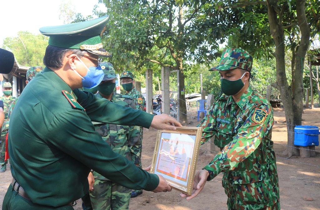 Tặng quà, khen thưởng các tổ chốt vùng biên giới