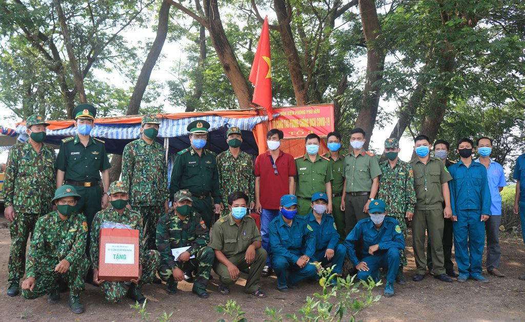 Tặng quà, khen thưởng các tổ chốt vùng biên giới