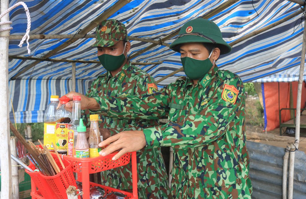 Tặng quà, khen thưởng các tổ chốt vùng biên giới