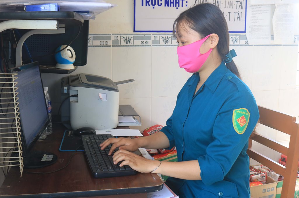 Tặng quà, khen thưởng các tổ chốt vùng biên giới