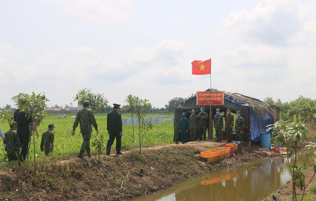 Tặng quà, khen thưởng các tổ chốt vùng biên giới