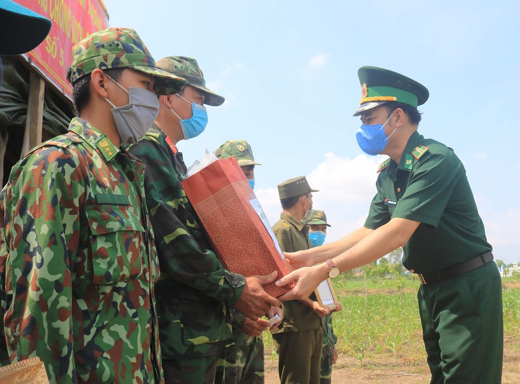 Tặng quà, khen thưởng các tổ chốt vùng biên giới