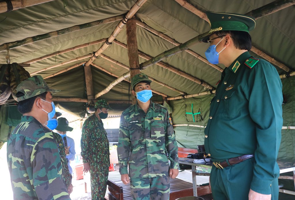 Tặng quà, khen thưởng các tổ chốt vùng biên giới
