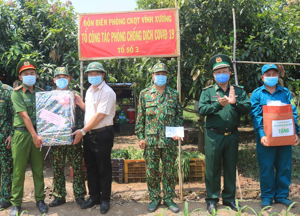 Tặng quà, khen thưởng các tổ chốt vùng biên giới