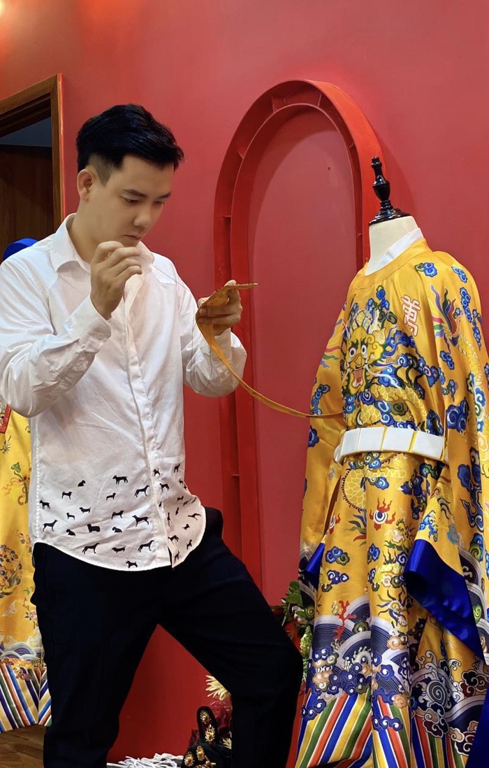 Nhà thiết kế trẻ tài năng mang áo dài mở màn show thời trang trên đất Chùa Vàng