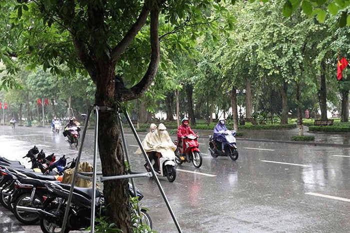 Thời tiết ngày 24-4: Bắc Bộ và Trung Bộ mưa dông, vùng núi có nơi dưới 14 độ C