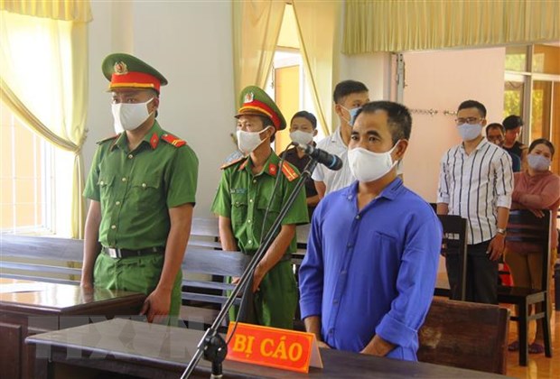 Hai đối tượng lĩnh án tù giam vì chống đối phòng dịch COVID-19
