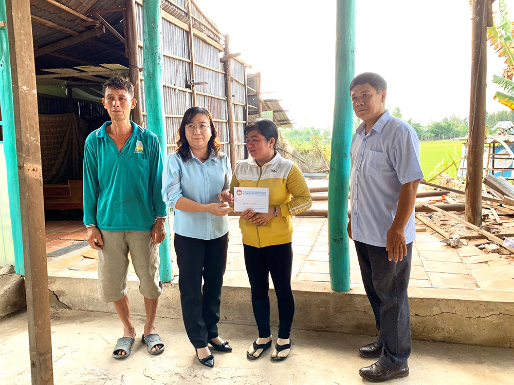 UBMTTQVN tỉnh An Giang thăm, trao tiền hỗ trợ hộ dân có nhà bị tốc mái tại huyện Chợ Mới UBMTTQVN tỉnh An Giang thăm, trao tiền hỗ trợ hộ dân có nhà bị tốc mái tại huyện Chợ Mới