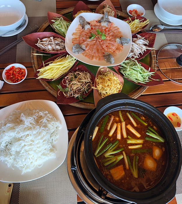 Lẩu thả, món ngon thu trọn hương vị miền biển