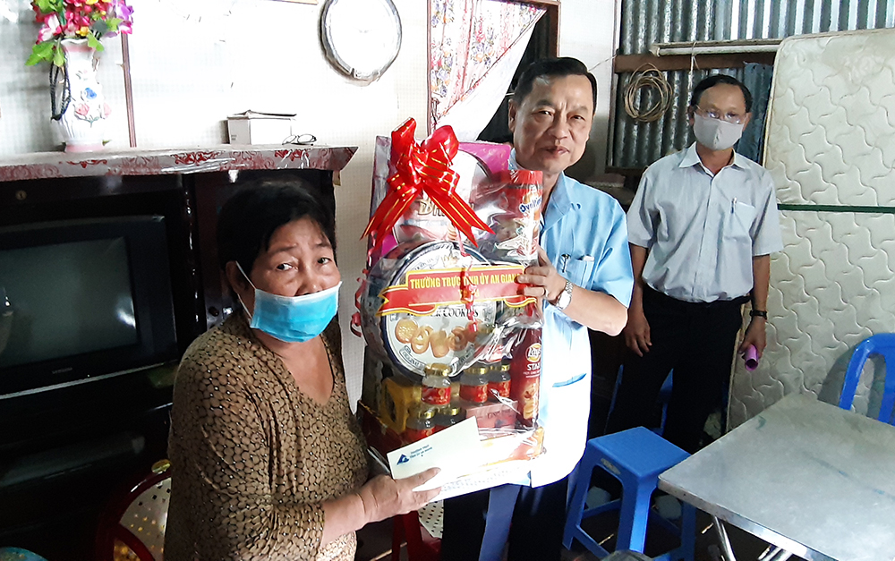 Phó Bí thư Thường trực Tỉnh ủy An Giang Võ Anh Kiệt thăm, tặng quà các gia đình chính sách Phó Bí thư Thường trực Tỉnh ủy An Giang Võ Anh Kiệt thăm, tặng quà các gia đình chính sách