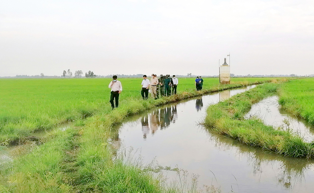 Thăm cán bộ, chiến sĩ tại các chốt phòng, chống dịch Covid-19 trên tuyến biên giới Tịnh Biên Thăm cán bộ, chiến sĩ tại các chốt phòng, chống dịch Covid-19 trên tuyến biên giới Tịnh Biên