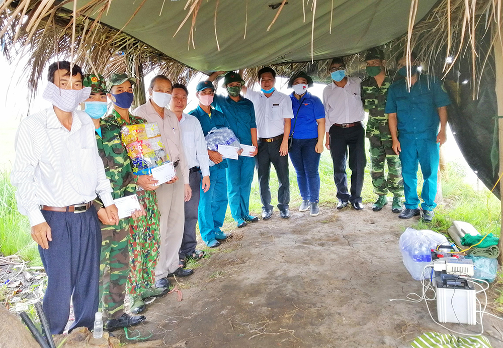 Thăm cán bộ, chiến sĩ tại các chốt phòng, chống dịch Covid-19 trên tuyến biên giới Tịnh Biên Thăm cán bộ, chiến sĩ tại các chốt phòng, chống dịch Covid-19 trên tuyến biên giới Tịnh Biên