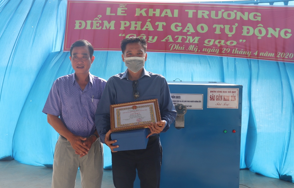 Thêm 2 máy "ATM gạo" ở huyện Phú Tân