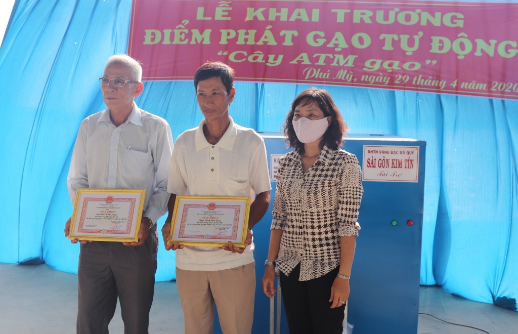 Thêm 2 máy "ATM gạo" ở huyện Phú Tân