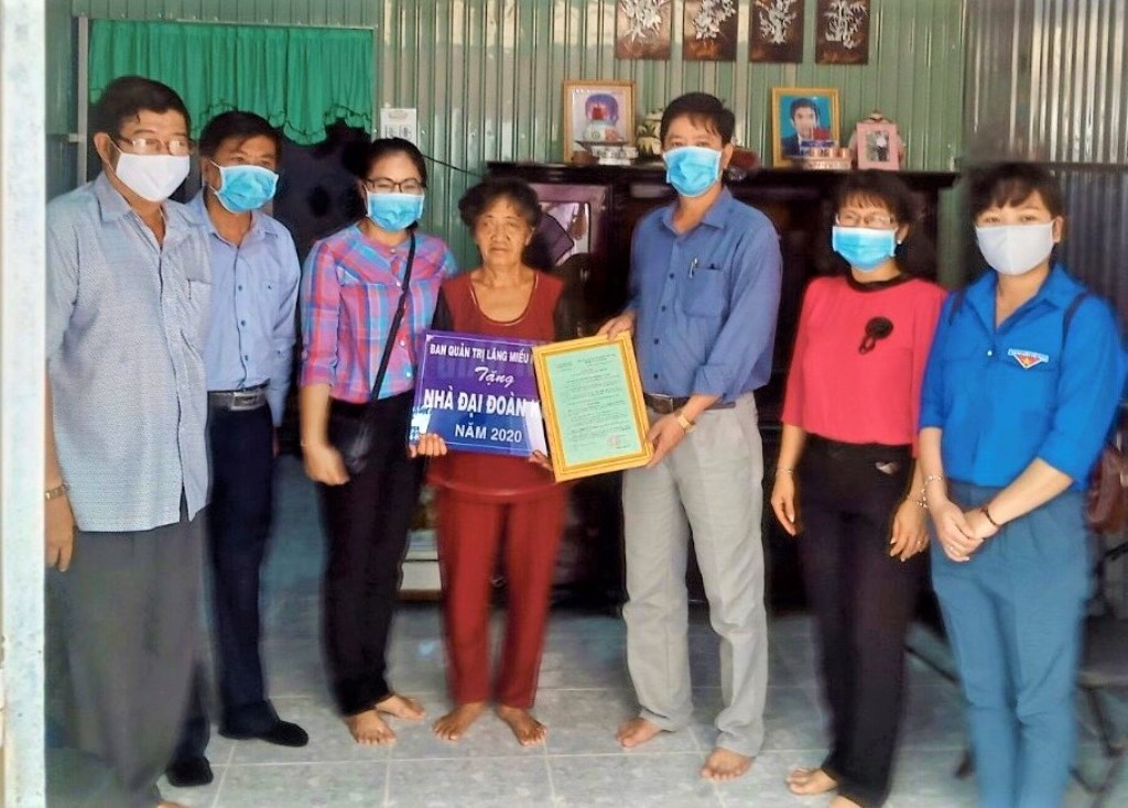 Trao 13 căn nhà Đại đoàn kết cho hộ cận nghèo, gia đình khó khăn ở TP. Châu Đốc