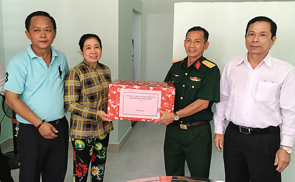 Trao 2 căn nhà Đại đoàn kết cho hộ khó khăn phường Đông Xuyên