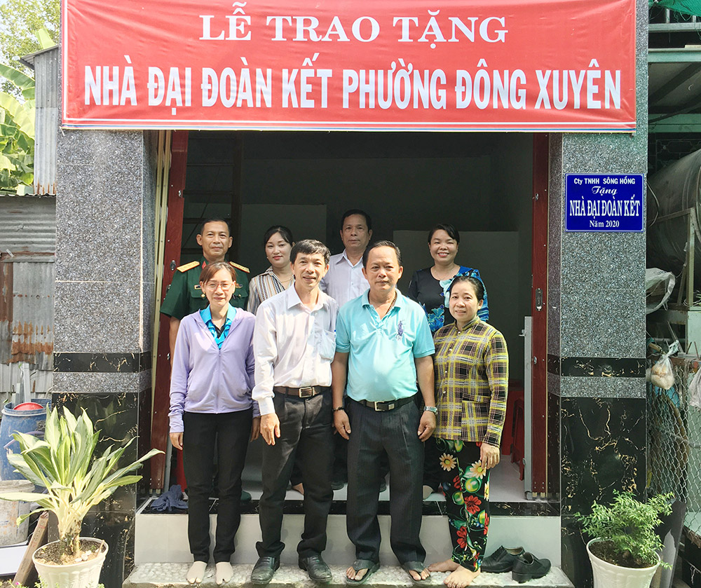 Trao 2 căn nhà Đại đoàn kết cho hộ khó khăn phường Đông Xuyên