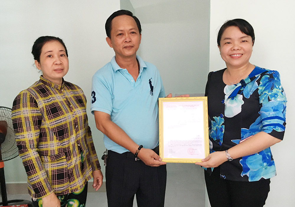 Trao 2 căn nhà Đại đoàn kết cho hộ khó khăn phường Đông Xuyên