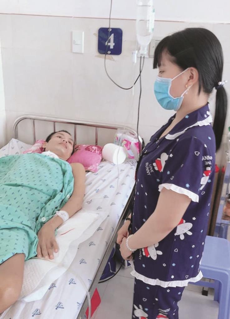 Người đàn ông bị tai nạn lao động cần được giúp đỡ