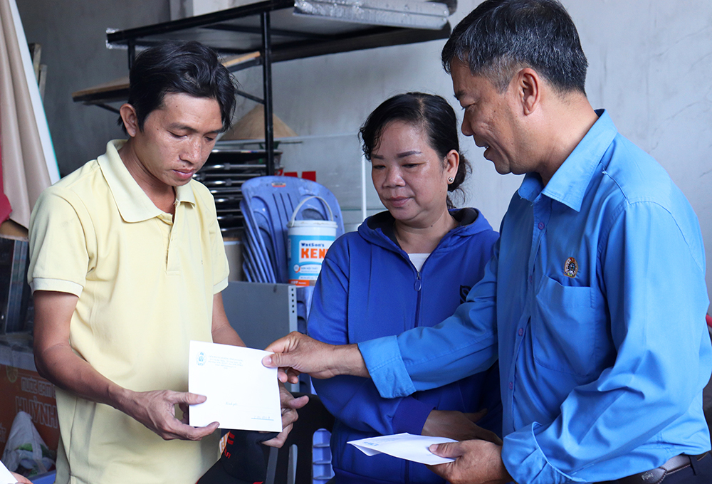 Liên đoàn Lao động tỉnh An Giang hỗ trợ đoàn viên Trung tâm Văn hóa Nghệ thuật tỉnh bị thiệt hại do hỏa hoạn Liên đoàn Lao động tỉnh An Giang hỗ trợ đoàn viên Trung tâm Văn hóa Nghệ thuật tỉnh bị thiệt hại do hỏa hoạn