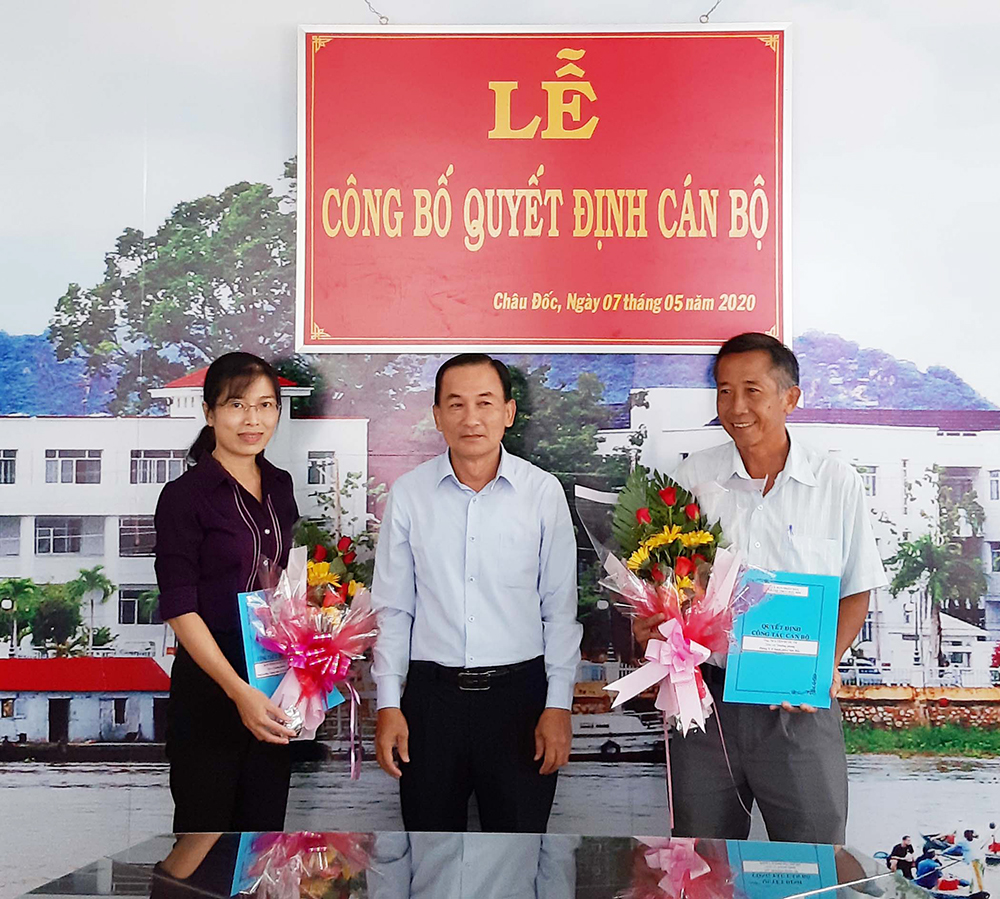 UBND TP. Châu Đốc trao quyết định bổ nhiệm cán bộ UBND TP. Châu Đốc trao quyết định bổ nhiệm cán bộ
