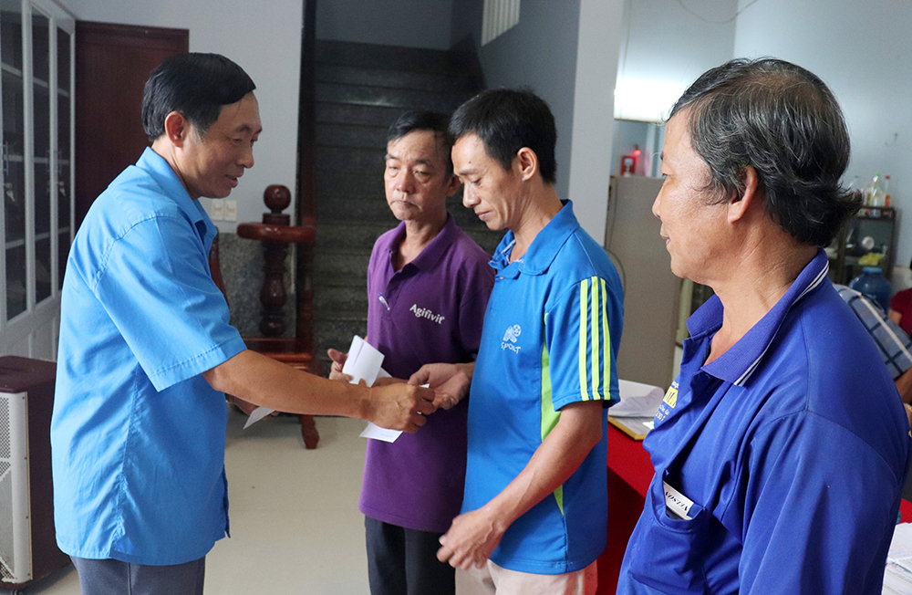 Liên đoàn Lao động huyện Phú Tân thành lập Công đoàn cơ sở mới
