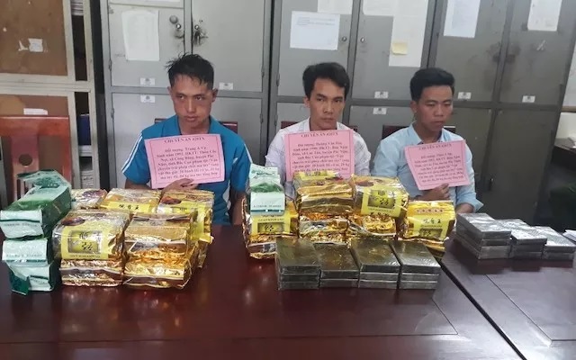 Bắt giữ ba đối tượng vận chuyển 24 kg ma túy đá và 20 bánh heroin