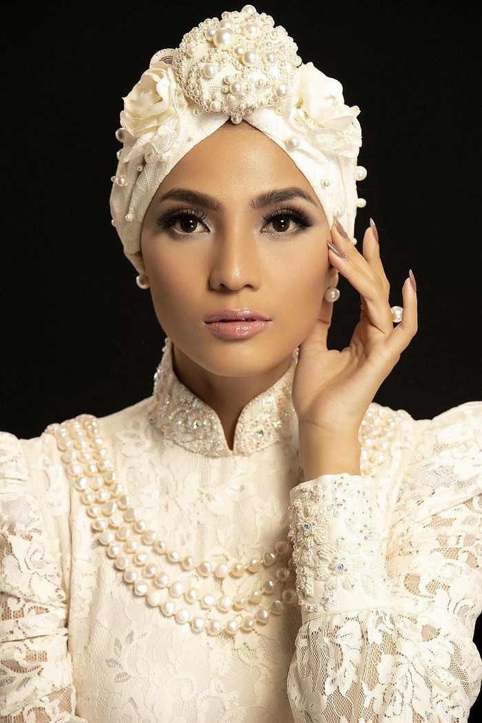 Trương Thị May mặc áo dài quấn khăn Turban