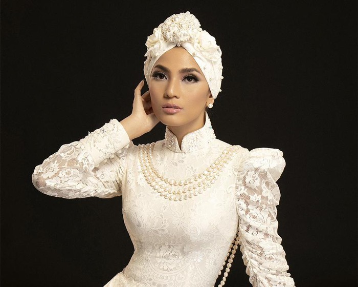 Trương Thị May mặc áo dài quấn khăn Turban