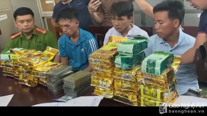Mật phục bắt 3 đối tượng nhận lô ma túy lớn từ rừng sâu