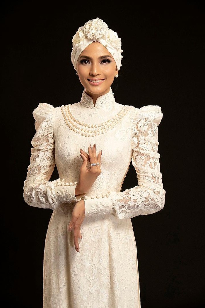 Trương Thị May mặc áo dài quấn khăn Turban