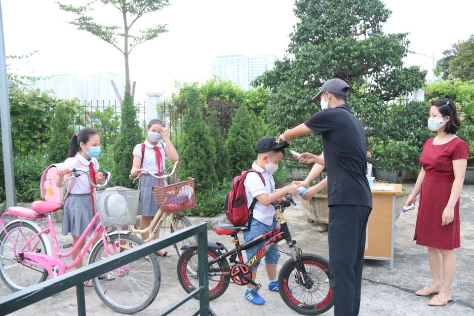 Bé mầm non và tiểu học háo hức trở lại trường
