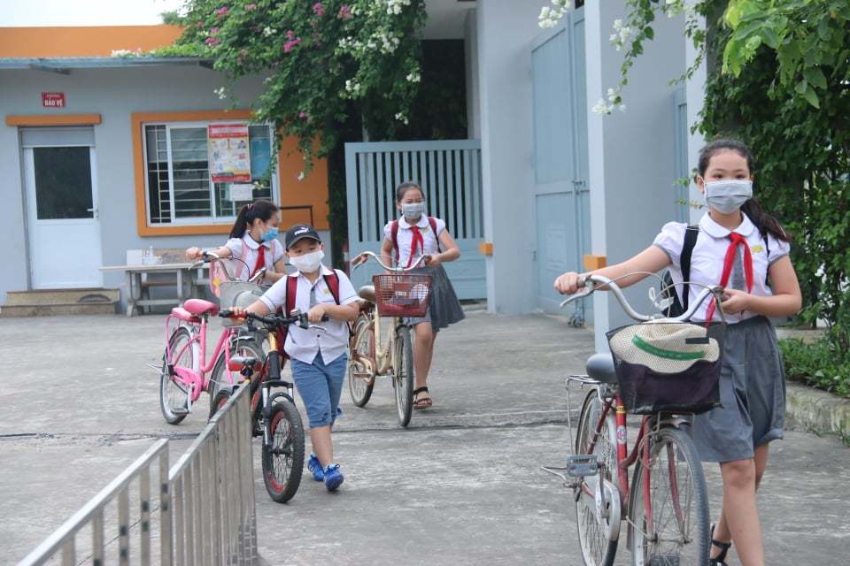 Bé mầm non và tiểu học háo hức trở lại trường