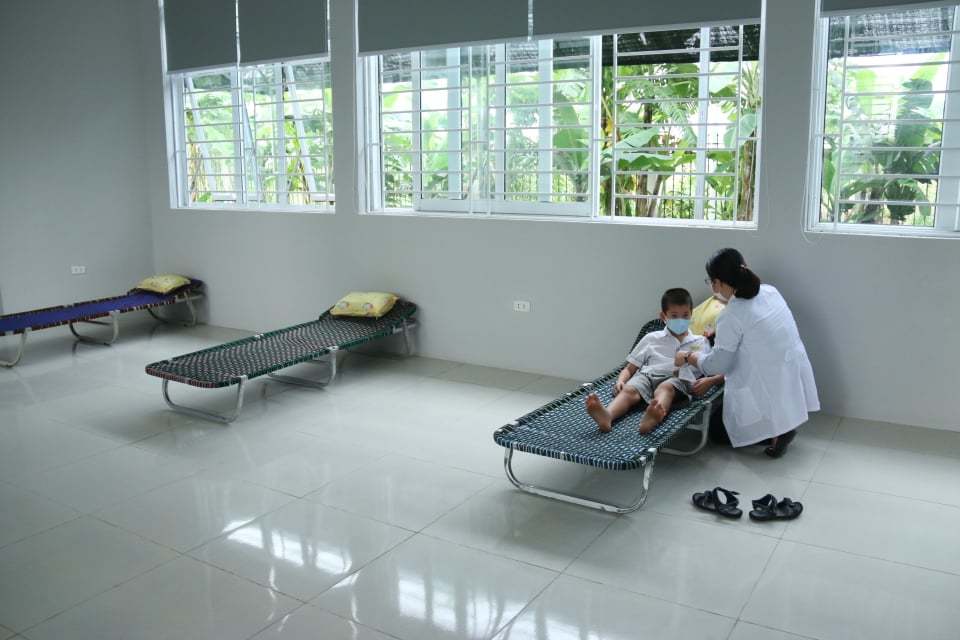 Bé mầm non và tiểu học háo hức trở lại trường