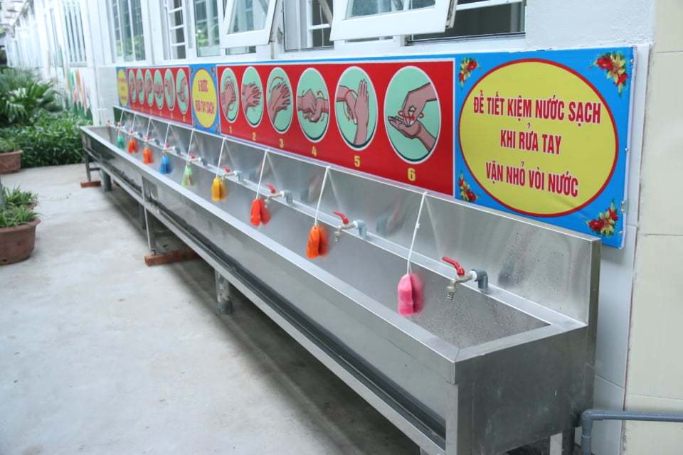 Bé mầm non và tiểu học háo hức trở lại trường
