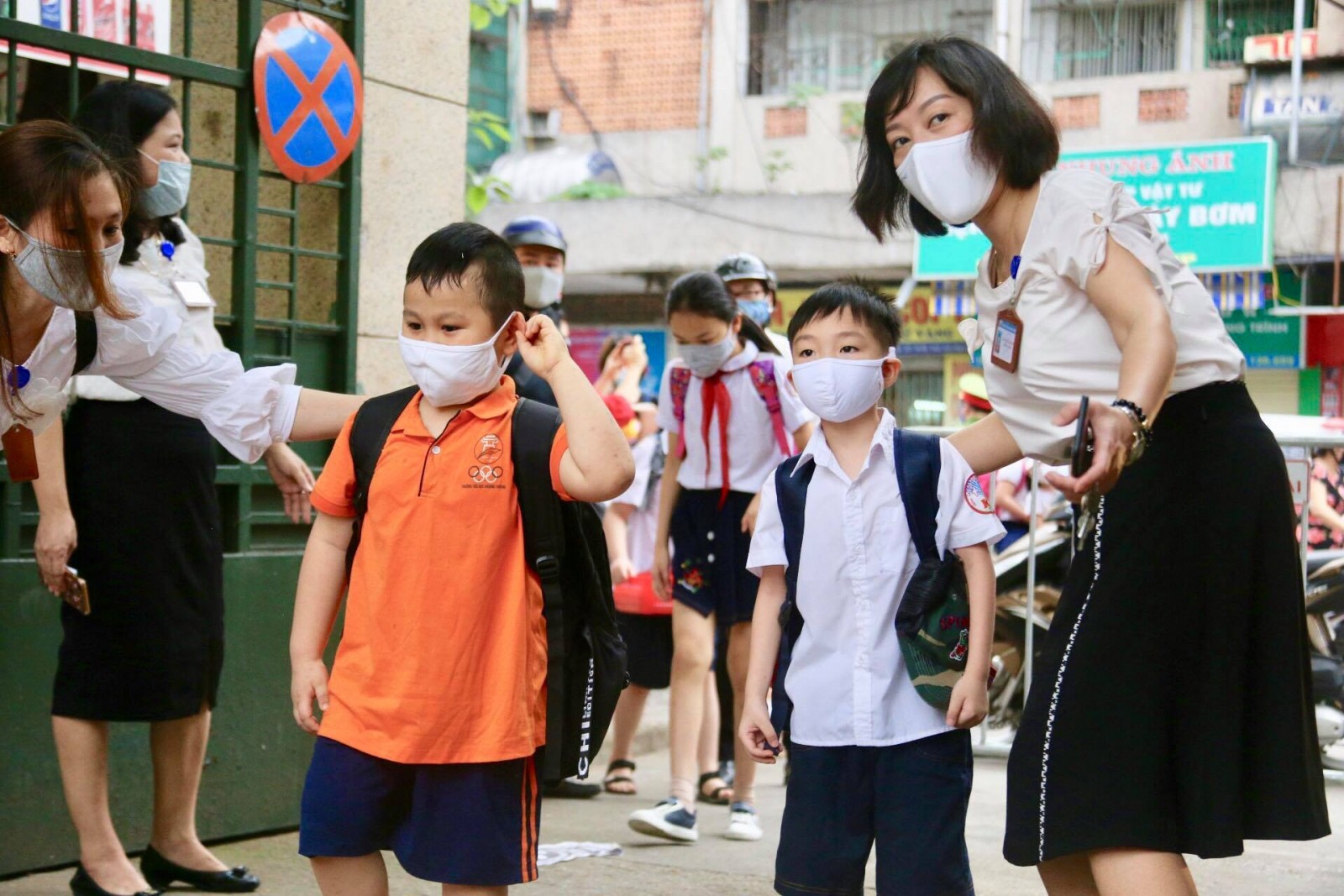 Bé mầm non và tiểu học háo hức trở lại trường