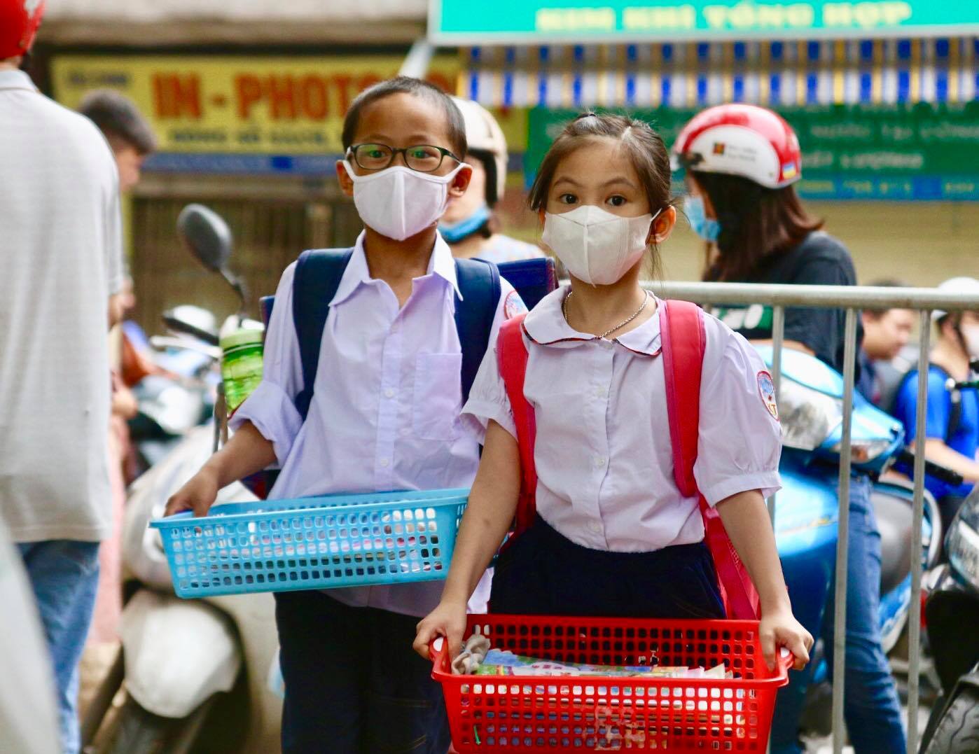 Bé mầm non và tiểu học háo hức trở lại trường