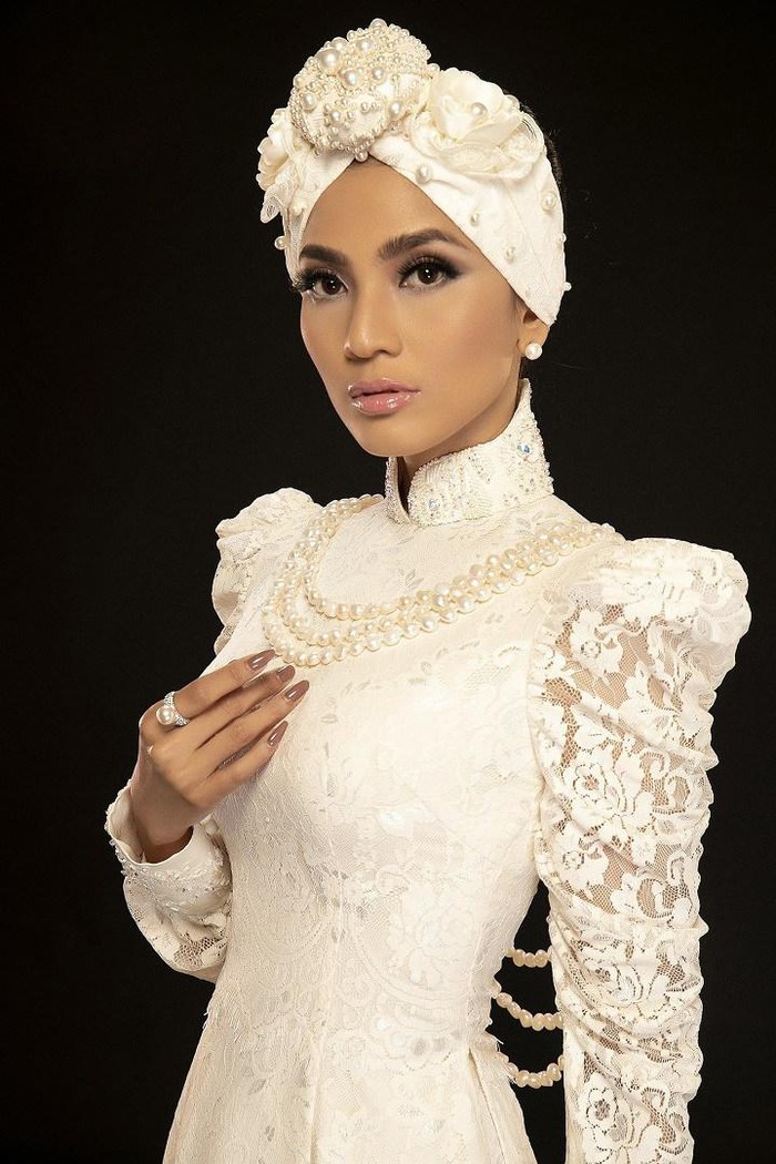 Trương Thị May mặc áo dài quấn khăn Turban