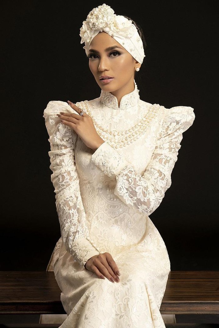 Trương Thị May mặc áo dài quấn khăn Turban
