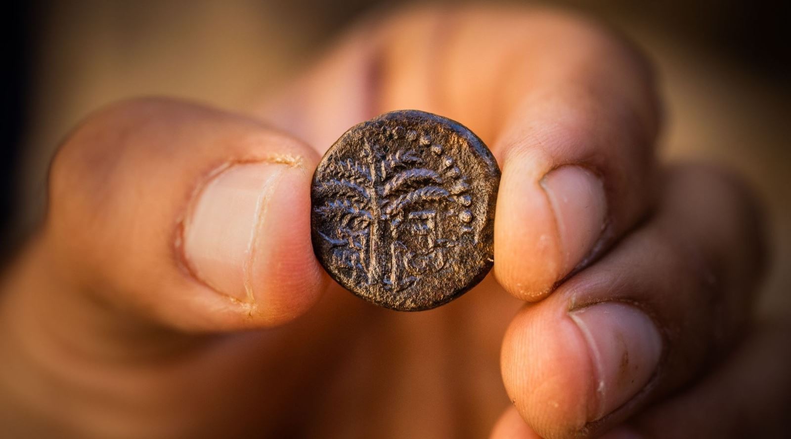 Israel phát hiện đồng tiền cổ bằng đồng 1.900 năm tuổi tại Jerusalem